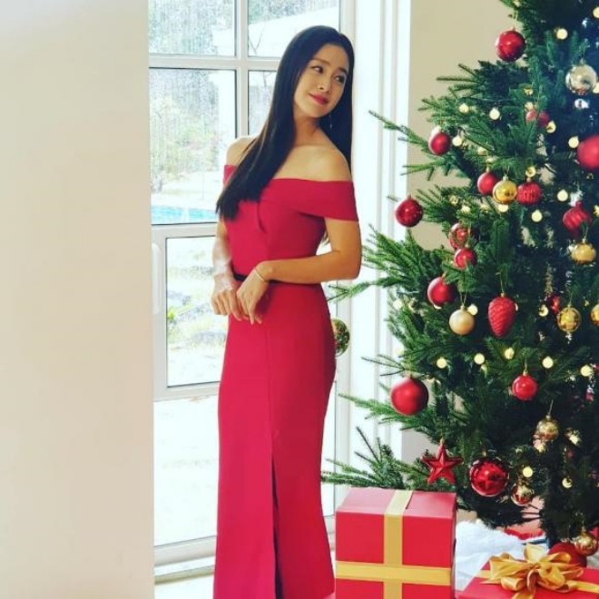 Nhiều người chú ý bàn tay nổi gân, có dấu hiệu lão hóa của Kim Tae Hee.