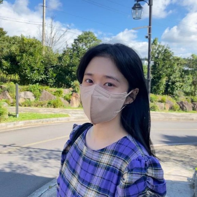 Dù bịt khẩu trang, cô vẫn nhận được vô số lời khen ngợi