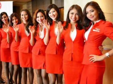 Tiếp viên hàng không quay xe làm shipper, bán hàng online, môi giới bất động sản... để kiếm sống