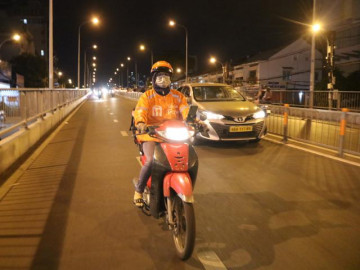 Mẹ đơn thân chạy shipper xuyên đêm: Trước xe hư còn có bố để cầu cứu, giờ chỉ mình tôi