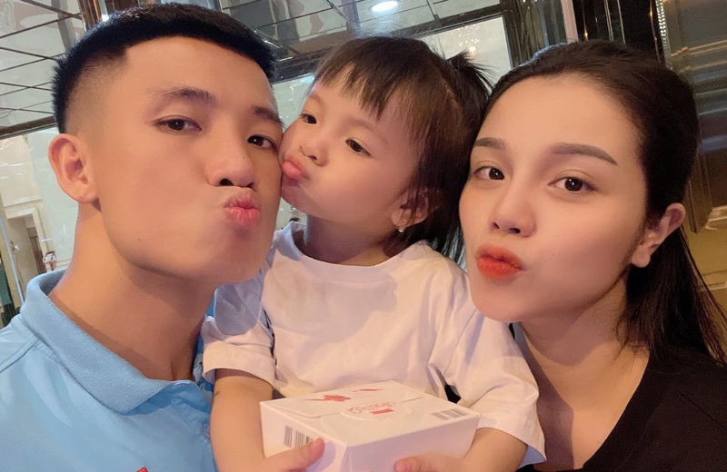 Trung vệ Bùi Tiến Dũng và bạn gái Nguyễn Khánh Linh (sinh năm 1997) đã làm lễ đính hôn từ tháng 9/2019, sau đó đón con gái đầu lòng vào tháng 10 cùng năm. Tới đầu năm 2021, cả hai mới tổ chức hôn lễ chính thức. 
