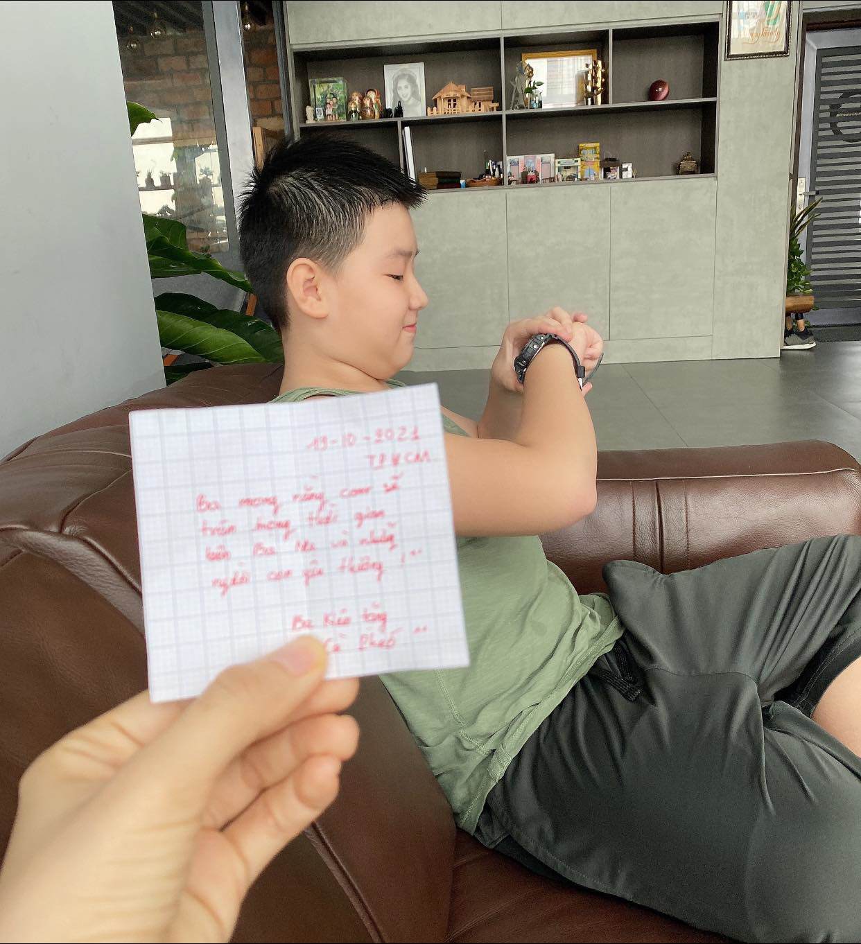 Chồng trẻ kém 7 tuổi cưng chiều Lê Phương, dạy con riêng của vợ học bài quá tình cảm - 11