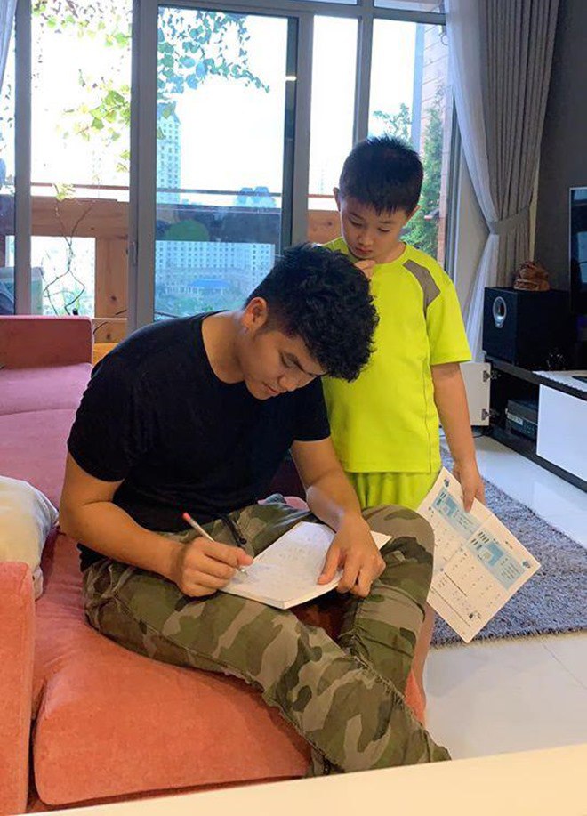 Chồng trẻ kém 7 tuổi cưng chiều Lê Phương, dạy con riêng của vợ học bài quá tình cảm - 8
