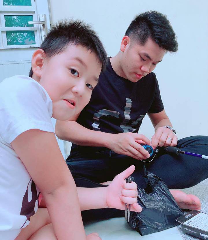 Chồng trẻ kém 7 tuổi cưng chiều Lê Phương, dạy con riêng của vợ học bài quá tình cảm - 13