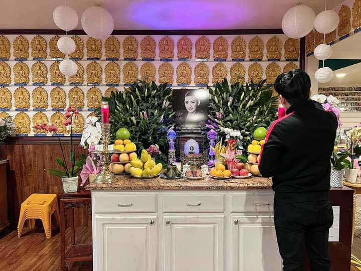 Sau khi qua đời tại Việt Nam, tro cốt của Phi Nhung được đưa về Mỹ. Con gái cố nghệ sĩ đã tổ chức lễ tang, các lễ cúng thất đầy đủ cho mẹ tại đây.