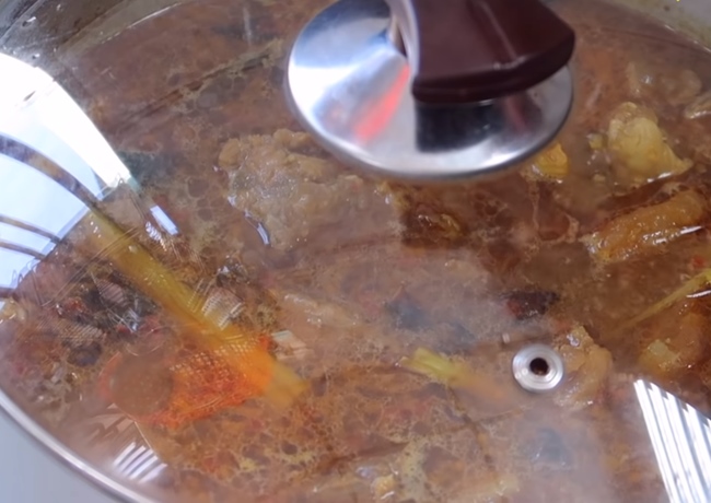 Mẹo hay: Bạn có thể thay nước lọc bằng nước dừa để nấu bò kho ngon hơn, vị thơm béo ngậy.