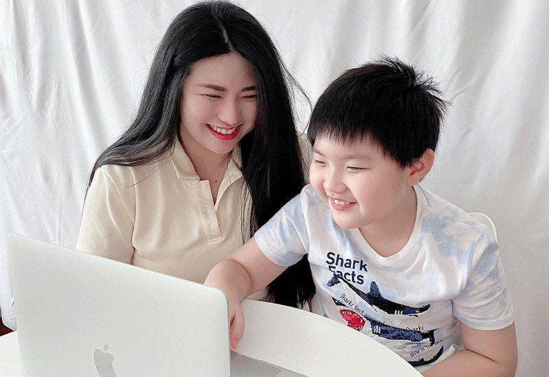 Hình ảnh mới đây nhất Sueanne Kang cùng con trai học online nhận được nhiều lời khen ngợi của mọi người bởi bà mẹ đã rất khéo léo trong cách ăn mặc, giúp con trai cảm thấy thoải mái hơn khi học.
