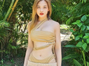 Thời trang - Trốn bố mẹ đóng phim nóng năm 18 tuổi, nữ diễn viên diện bikini lại còn kéo xệ quần xuống