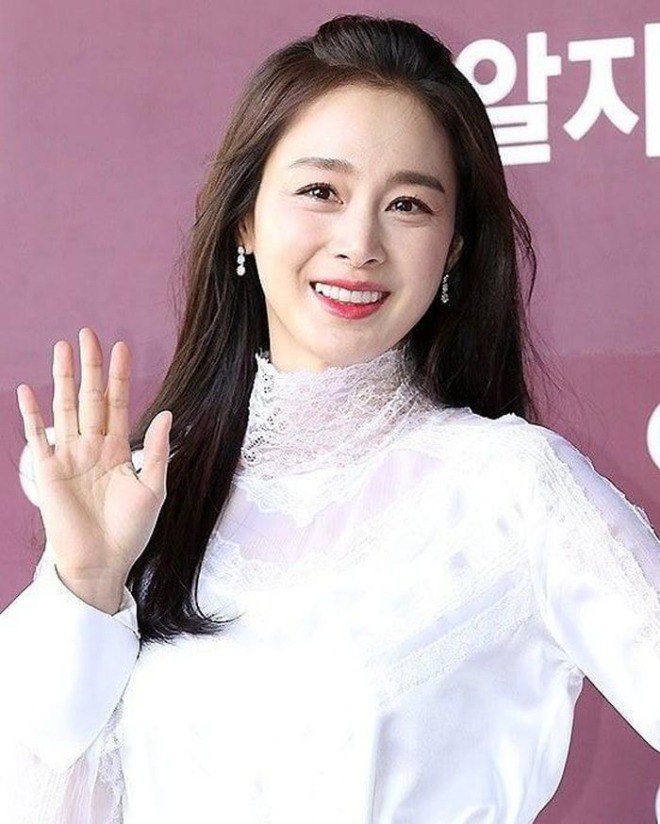 Kim Tae Hee vốn nổi tiếng xinh đẹp nhưng sau khi sinh cô thay đổi khá nhiều.