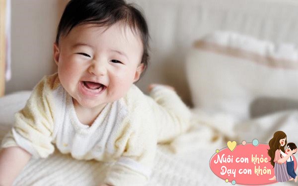 Mỉm cười là hành động giao tiếp đầu tiên của bé, khi bé thức dậy và mỉm cười ngọt ngào với cha mẹ có nghĩa là bé đã có đầy đủ cảm giác an toàn và đang hạnh phúc.