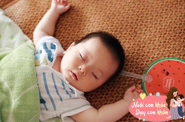 Trẻ sơ sinh dành phần lớn thời gian trong ngày để ngủ, do đó hầu hết quá trình phát triển của đều được thực hiện một cách bí mật trong khi trẻ đang ngủ. 