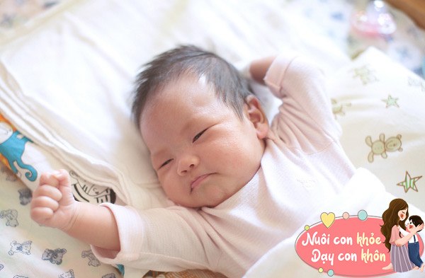 Nếu trẻ thích đùa nghịch, cầm nắm ngón chân, ngón tay của chính mình cho thấy khả năng hoạt động linh hoạt, lanh lẹ của bé.