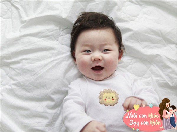 Dù chưa nhận thức được về màu sắc, hình dạng, người thân... nhưng khi bé quan sát nhìn xung quanh chứng tỏ sự phát triển thị giác của bé rất tốt. 