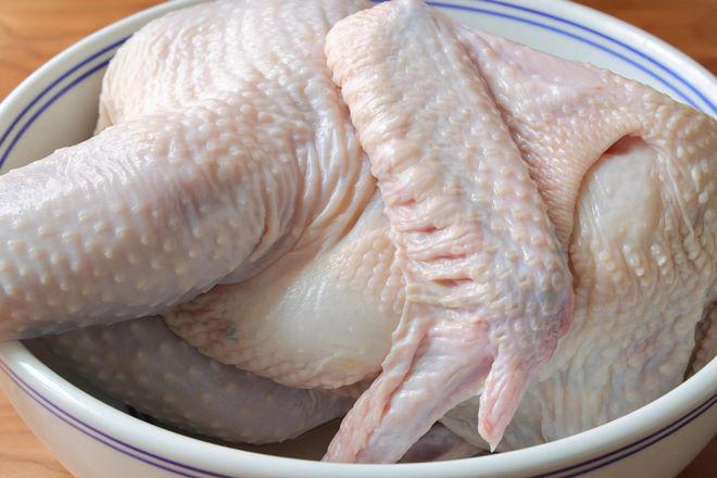 Thả con gà vào nồi cơm điện, 40 phút sau được món ai cũng tưởng đầu bếp làm - 1