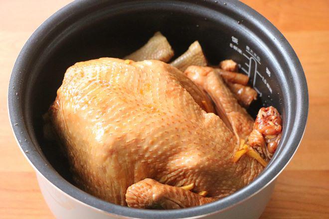 Thả con gà vào nồi cơm điện, 40 phút sau được món ai cũng tưởng đầu bếp làm - 7