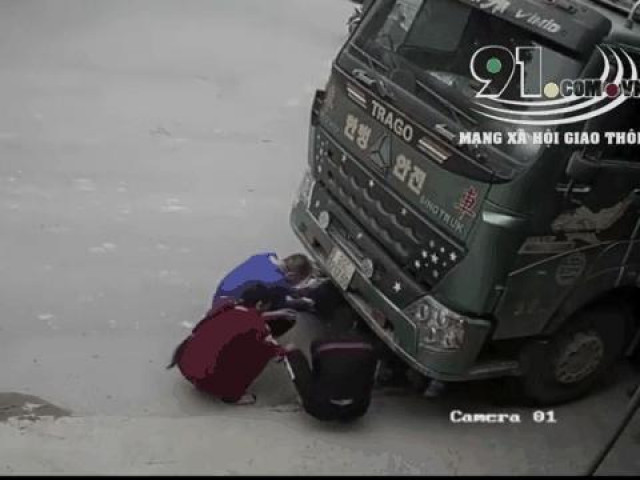 Clip Eva - Clip: Hai thanh niên đi xe máy thoát chết khó tin dưới gầm xe tải