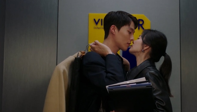 Song Hye Kyo khốn đốn trong phim 19+: Ngủ với em tình cũ, mua vest cho bố phải trả góp - 8