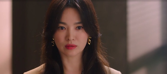 Song Hye Kyo khốn đốn trong phim 19+: Ngủ với em tình cũ, mua vest cho bố phải trả góp - 1