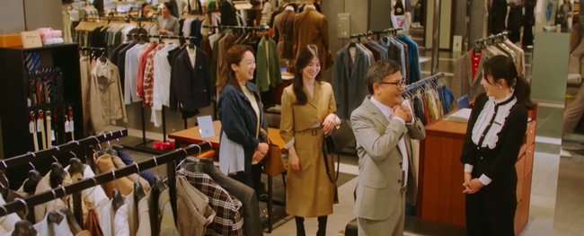 Song Hye Kyo khốn đốn trong phim 19+: Ngủ với em tình cũ, mua vest cho bố phải trả góp - 4