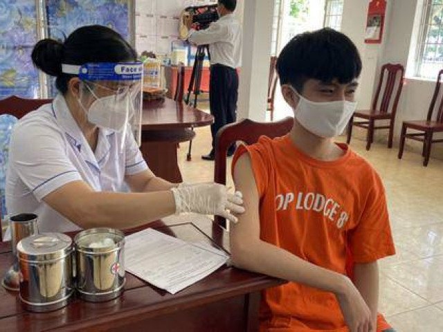 Mẹ khai gian để con qua chốt phong tỏa đi tiêm vắc-xin tại trường học