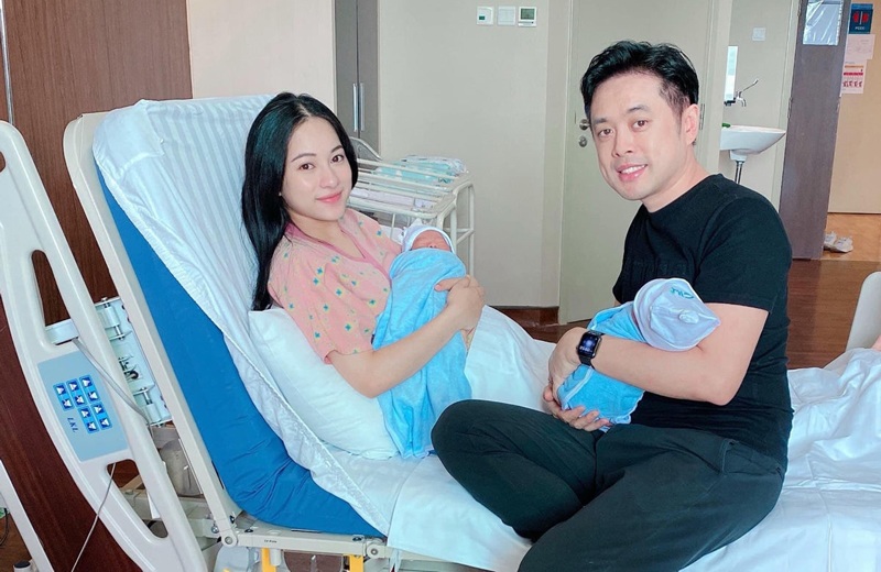 Sara Lưu cũng là một mỹ nhân Việt từng sinh đôi. Cô sinh hai con trai Gia Khôi và Gia Khang vào cuối tháng 10 năm ngoái. 
