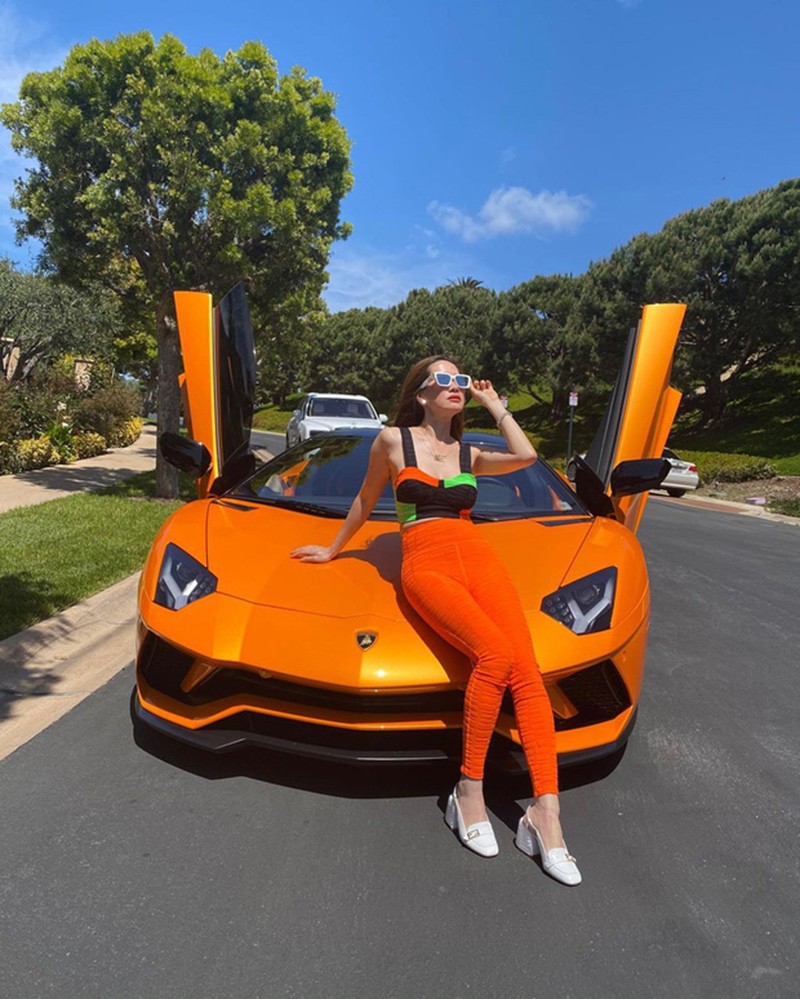 Mimi bên chiếc Lamborghini Aventador S màu cam cá tính
