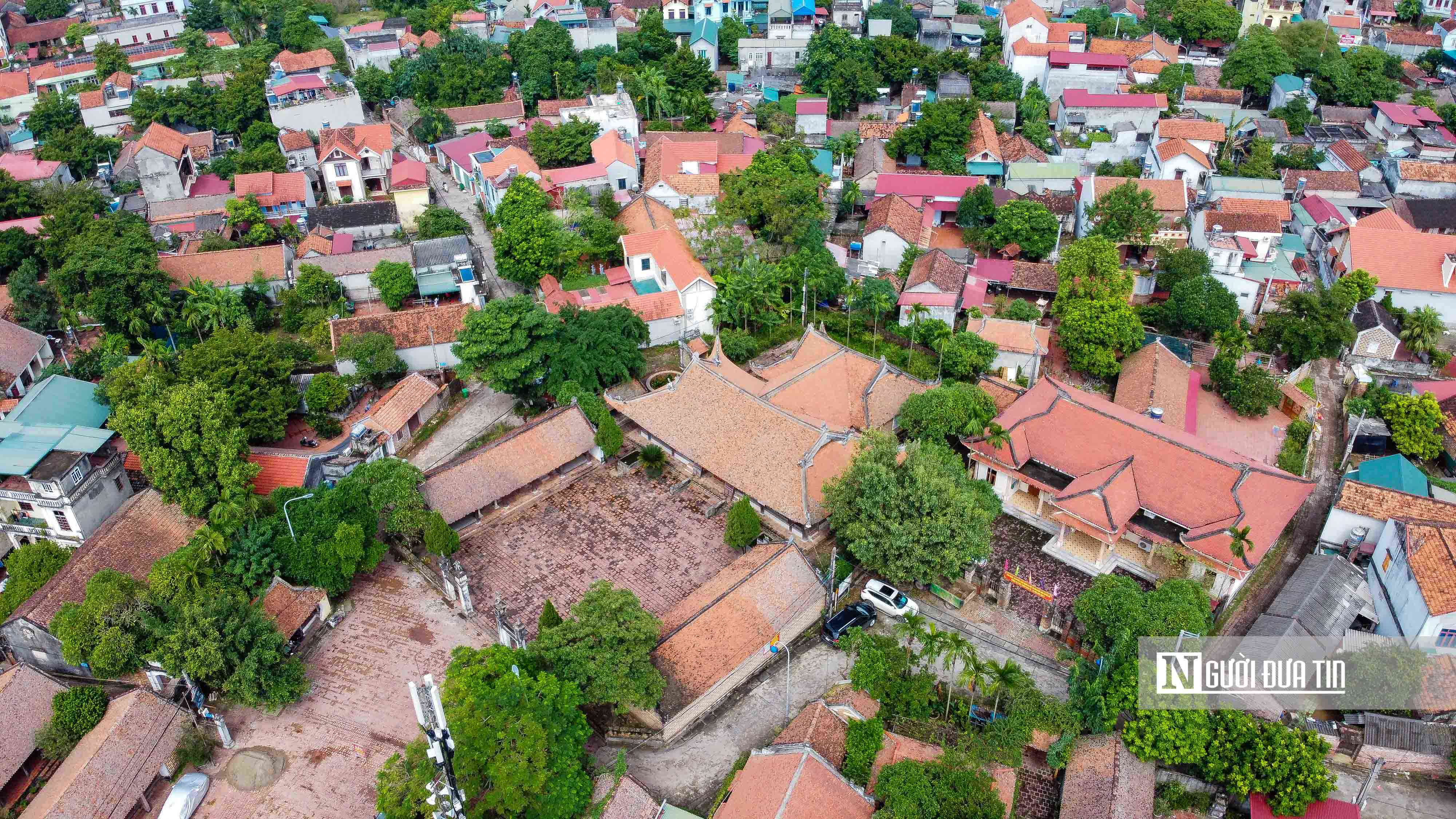 Làng cổ Đường Lâm (Thị xã Sơn Tây, Hà Nội) là ngôi làng đầu tiên ở Việt Nam được xếp hạng Di tích lịch sử văn hóa cấp quốc gia. Nơi đây vừa đẹp về cảnh quan thiên nhiên, vừa rất giàu về truyền thống lịch sử văn hoá, nên là nơi được nhiều đoàn làm phim lựa chọn để quay phim.