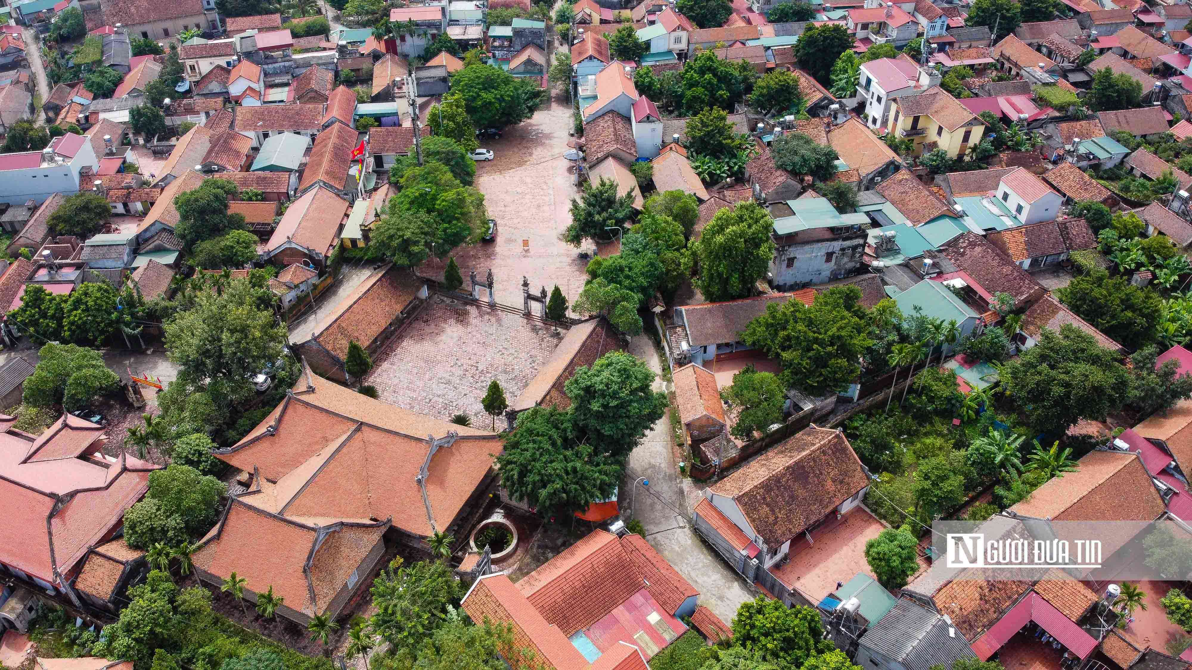 Nơi đây không chỉ còn giữ được nét duyên dáng độc đáo của làng quê Việt Nam với cây đa, giếng nước, sân đình… mà còn là một ngôi làng mà dấu ấn của nền văn minh lúa nước dường như được bảo tồn nguyên vẹn. 