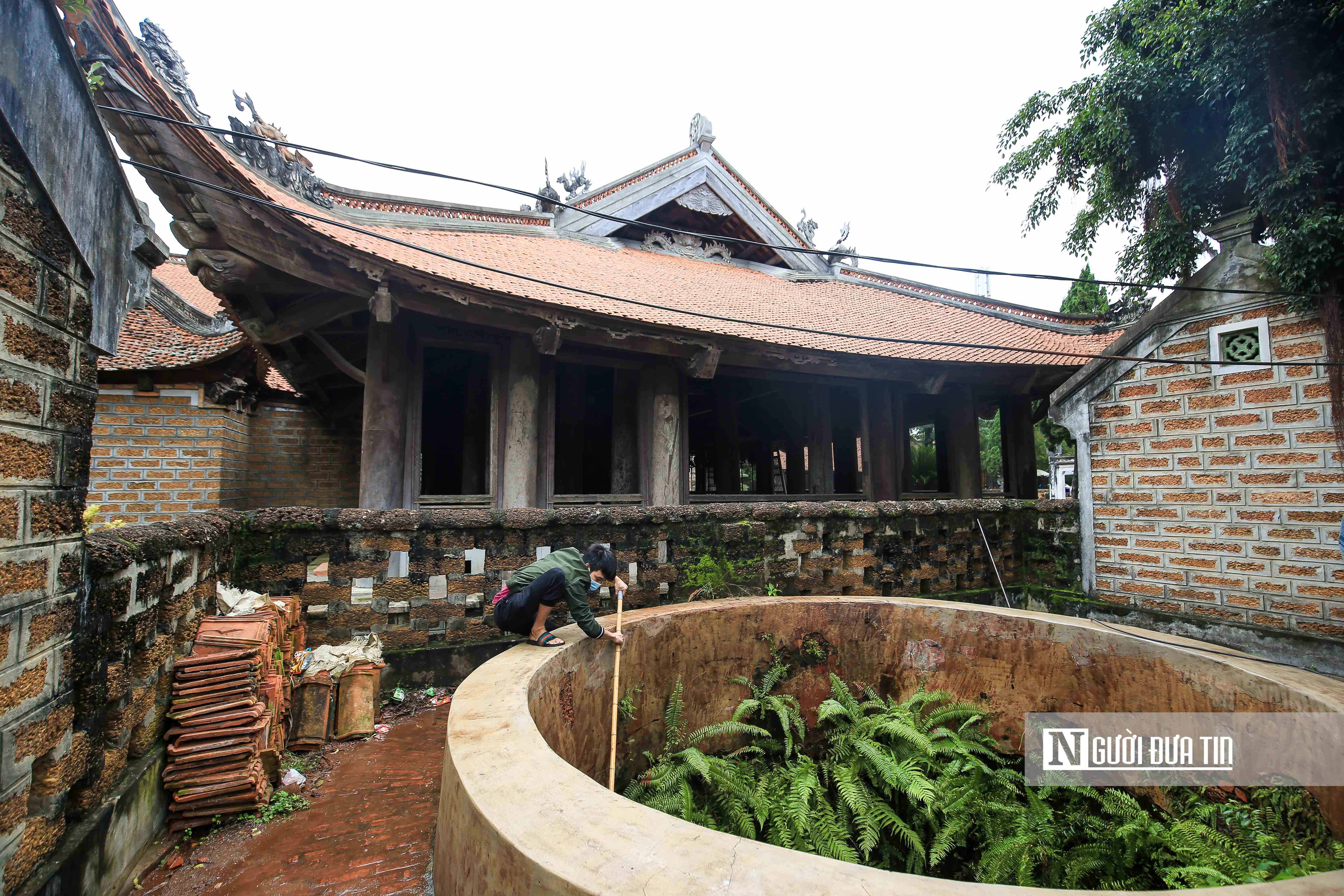 Ông Phan Văn Hoà - Chủ tịch UBND xã Đường Lâm đã ký quyết định xử phạt vi phạm hành chính đối với ông Trương Đức Thắng (Đại diện Đoàn làm phim) số tiền 2 triệu đồng do có hành vi vi phạm hành chính: Viết vẽ, làm bẩn, làm ô uế di tích lịch sử - văn hóa, danh lam thắng cảnh.