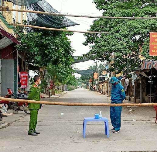 Lực lượng chức năng dựng rào chắn để kiểm soát người ra vào ở Thái Bình