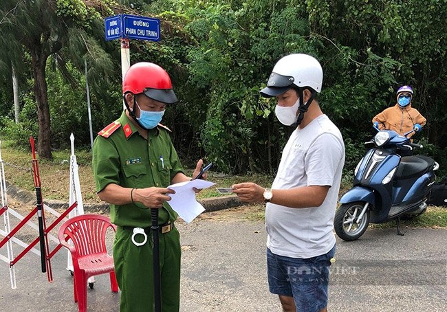 Sau khi nâng lên cấp độ 4 (vùng đỏ), UBND huyện Phú Quý đã thiết lập các chốt kiểm soát và kiểm tra người dân ra vào vùng đỏ phải chích 2 mũi vaccine, có giấy xét nghiệm âm tính. Ảnh B.P