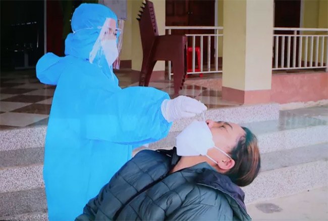 Ngành y tế lấy mẫu xét nghiệm các trường hợp liên quan.