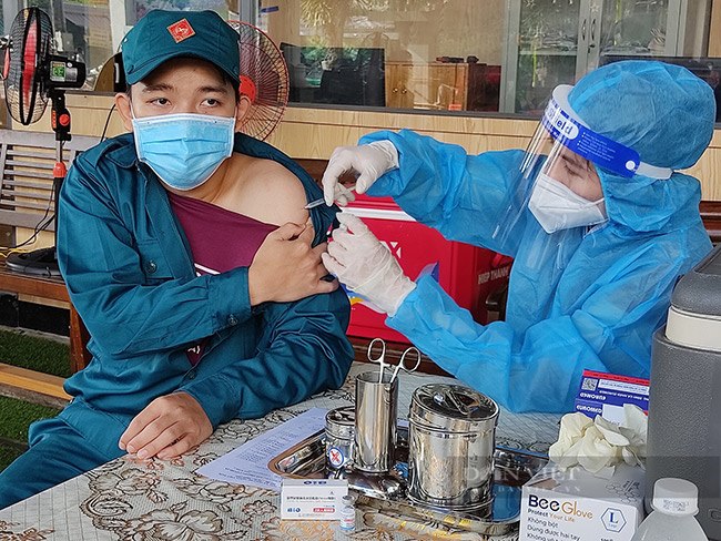 Tiêm vaccine cho người dân. Ảnh: Nha Mẫn chụp tháng 10/2021