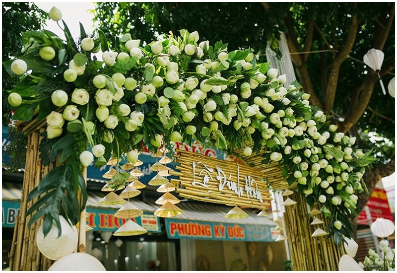 Tông trang trí với toàn hoa sen trắng mang lại sự thanh khiết, thuần Việt, sang trọng khiến mọi người cảm thấy thích thú.
