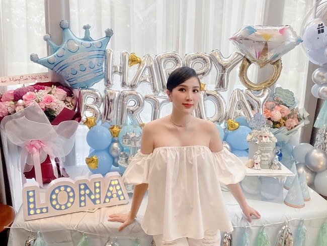 Bảo Thy có cuộc sống sung sướng sau khi làm vợ đại gia. Có thời điểm cô vướng nghi vấn mang bầu vì vóc dáng mũm mĩm, để lộ vòng 2 lùm lùm. Tuy nhiên nữ ca sĩ chỉ cho biết do được chồng chăm tốt nên mập lên.