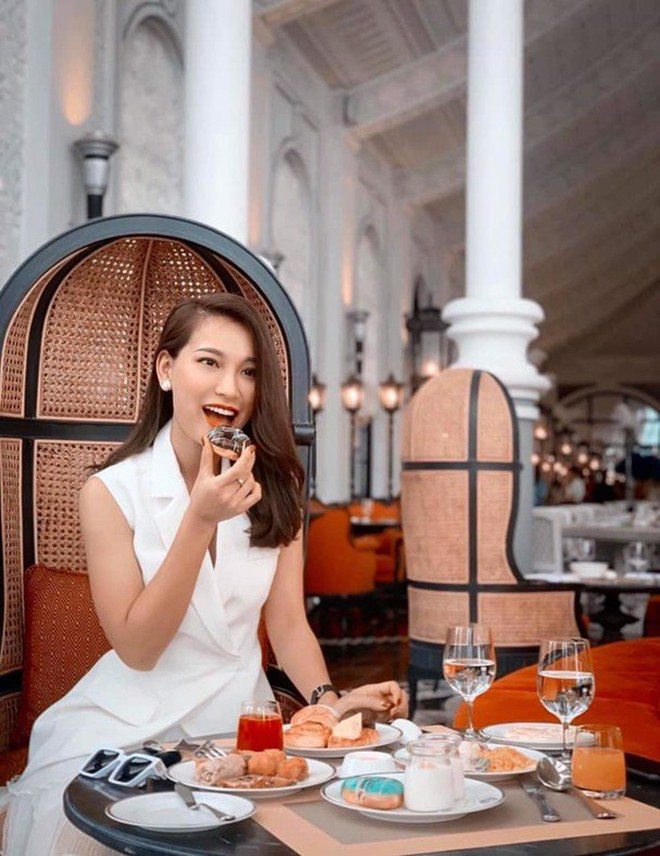 Nàng MC thường xuyên chia sẻ hình ảnh đi du lịch trong nước và ngoài nước.