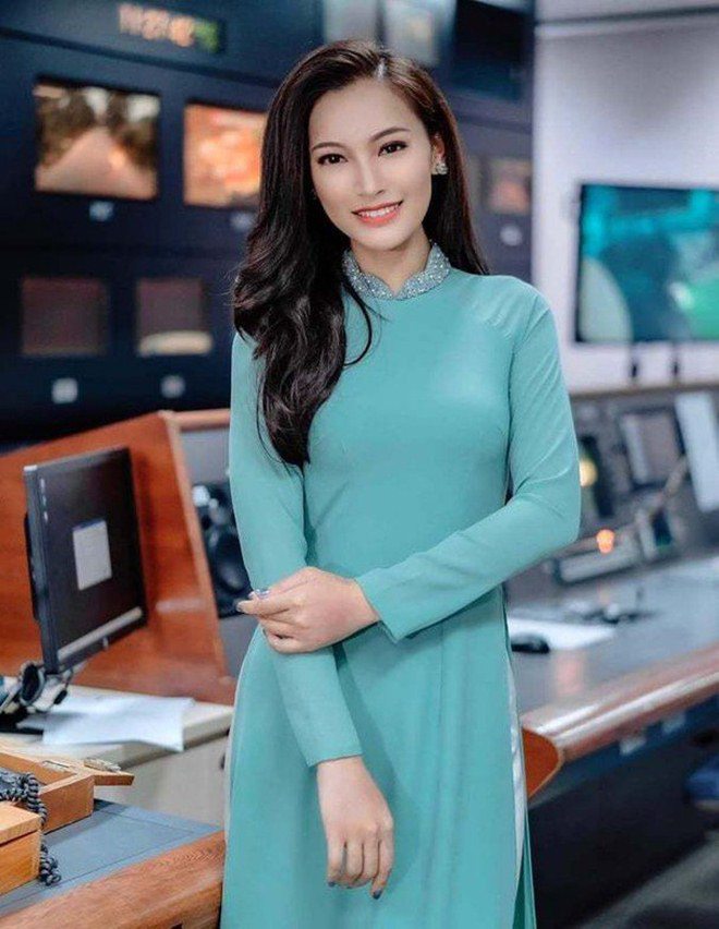Lên sóng truyền hình chững chạc, tự tin với những trang phục vest hoặc áo dài.