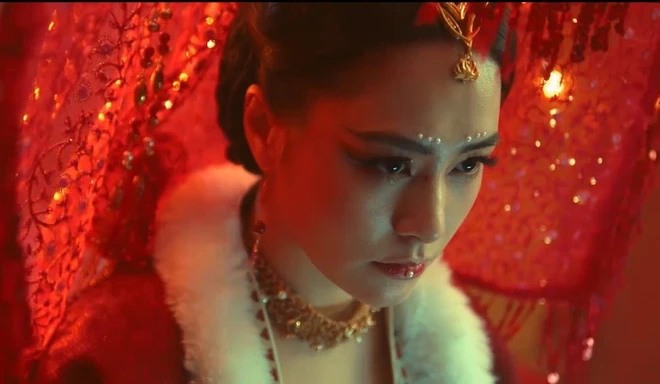 Tạo hình của Chung Hân Đồng bị chê trên mạng xã hội.