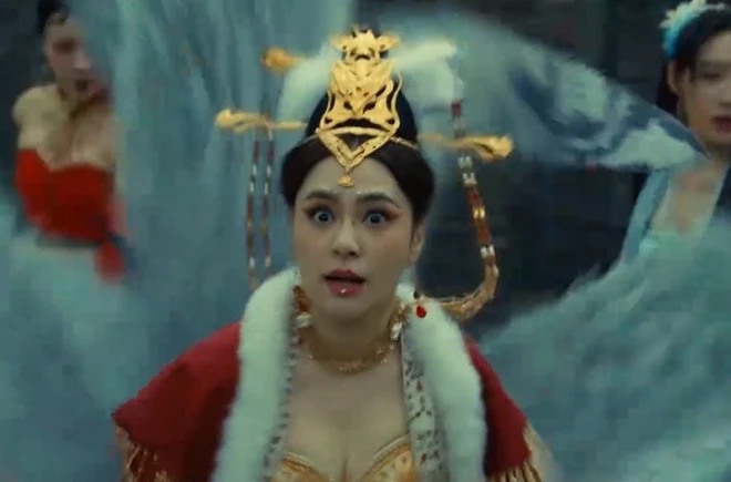 Diễn xuất của Chung Hân Đồng cũng bị chê bai thậm tệ vì cái trợn mắt. 