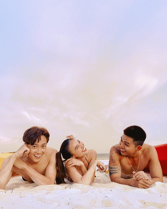 Nàng ngọc nữ cùng vừa khoe tấm hình cùng 2 đàn anh nằm trên bờ cát đầy vui vẻ. Cô khoái chí: Như một tấm poster phim không mọi người?