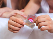 Sức khỏe - 7 bước dùng đúng bao cao su, nhiều đôi làm “chuyện ấy” nghìn lần vẫn sai ngay bước đầu tiên