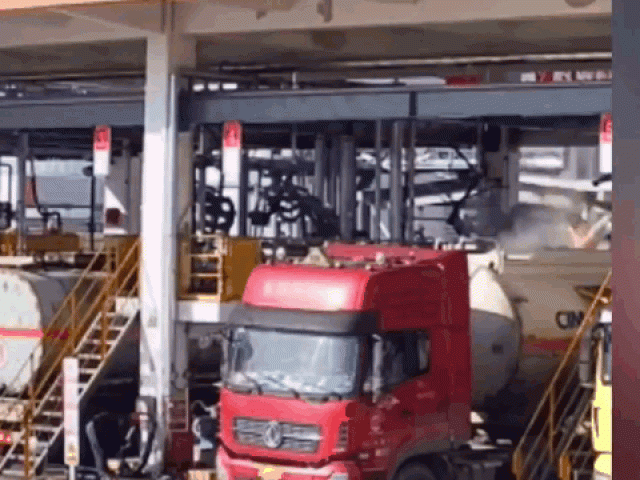 Clip Eva - Xe bồn chở dầu bất ngờ phát nổ như bom khiến 2 người bị thương