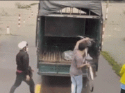 Clip Eva - Clip: Tài xế giúp bé gái đi xe đạp vượt qua dòng nước lũ gây xúc động