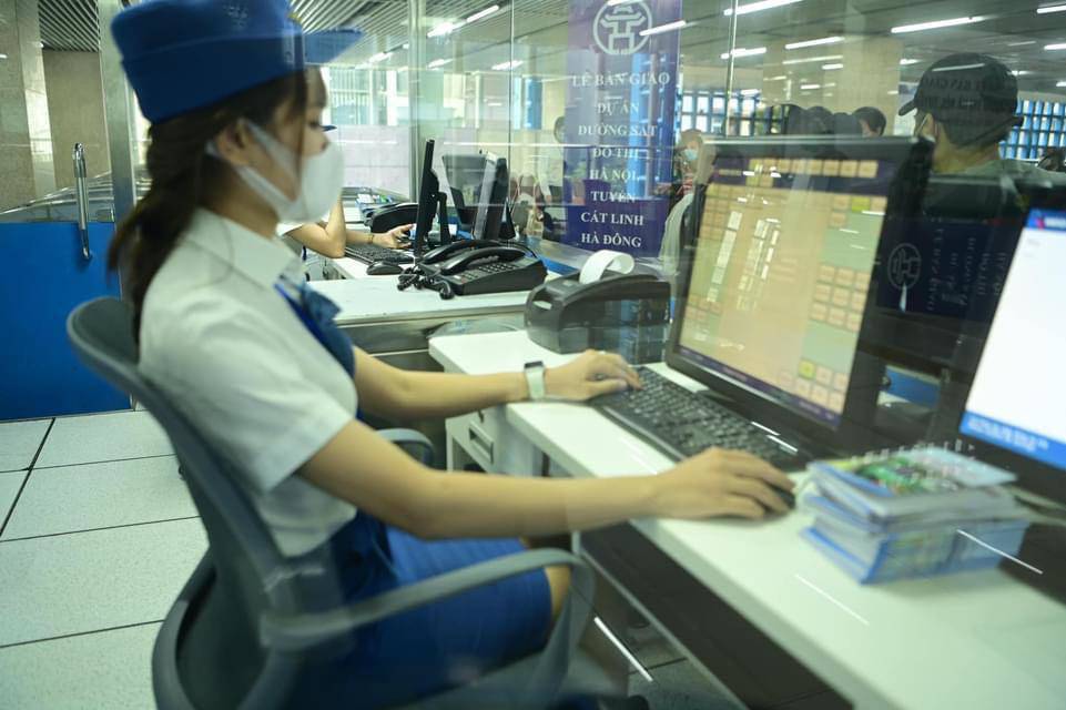 Hành khách mua vé tháng đến quầy bán vé trả tiền rồi lấy vé.