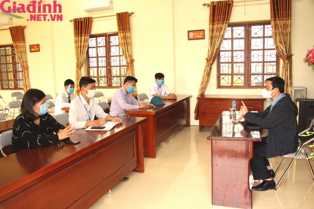 Bí thư Huyện uỷ Ninh Giang họp khẩn với Ban chỉ đạo phòng, chống COVID-19 xã Đông Xuyên lên phương án dập dịch. Ảnh: Đ.Tùy