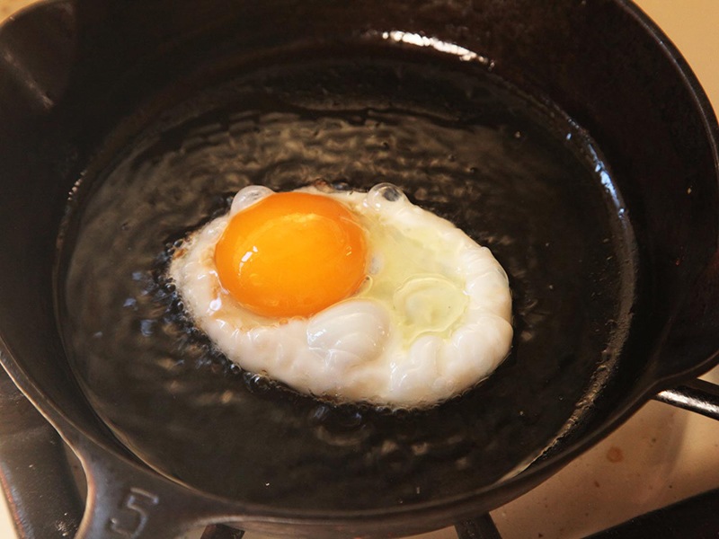 Ngoài ra, bạn có thể tránh rán đậu bị sát chảo bằng cách, sau khi dầu sôi, hãy rán 1 quả trứng trước, rồi sau đó rán đậu, chắc chắn đậu sẽ không còn dính dảo.
