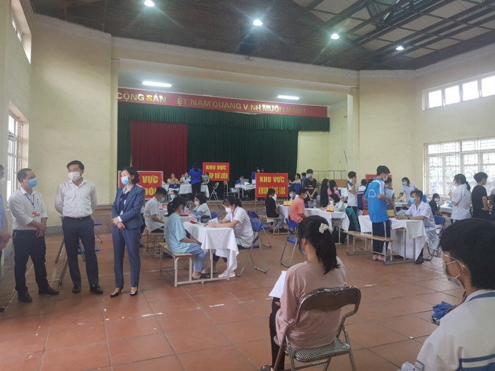 Trường THPT Mông Dương, TP Cẩm Phả (Quảng Ninh) tổ chức tiêm phòng Covid-19 cho học sinh từ 12 đến dưới 18 tuổi