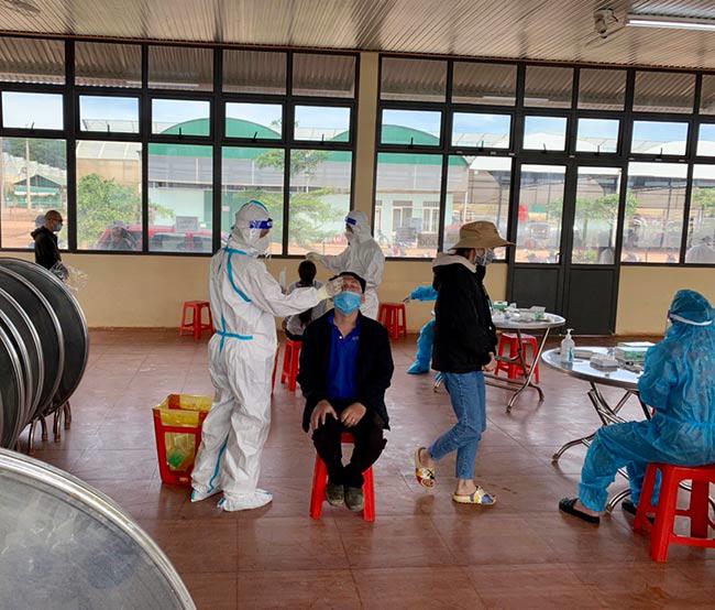 Lực lượng y tế lấy mẫu xét nghiệm cho người dân tại huyện Đơn Dương. Ảnh: Cộng tác viên.