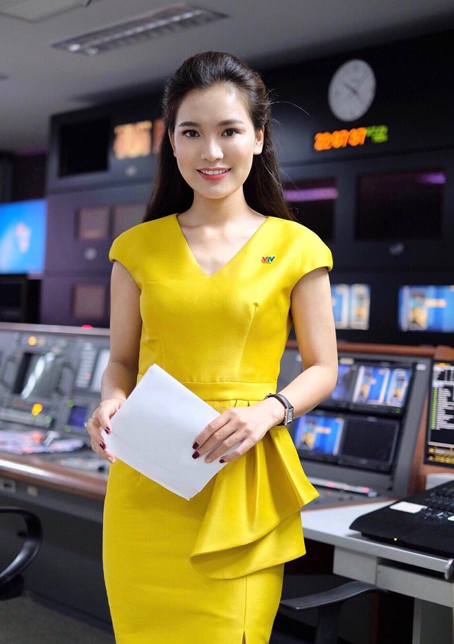 Là người trẻ tuổi và ít kinh nghiệm nhất trong ban thời sự, Linh Thủy luôn tìm tòi, học hỏi để trở lên tự tin và bản lĩnh hơn