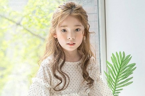 Bật mí những mẫu tóc xoăn cho bé gái phong cách Hàn Quốc siêu xinh - 1